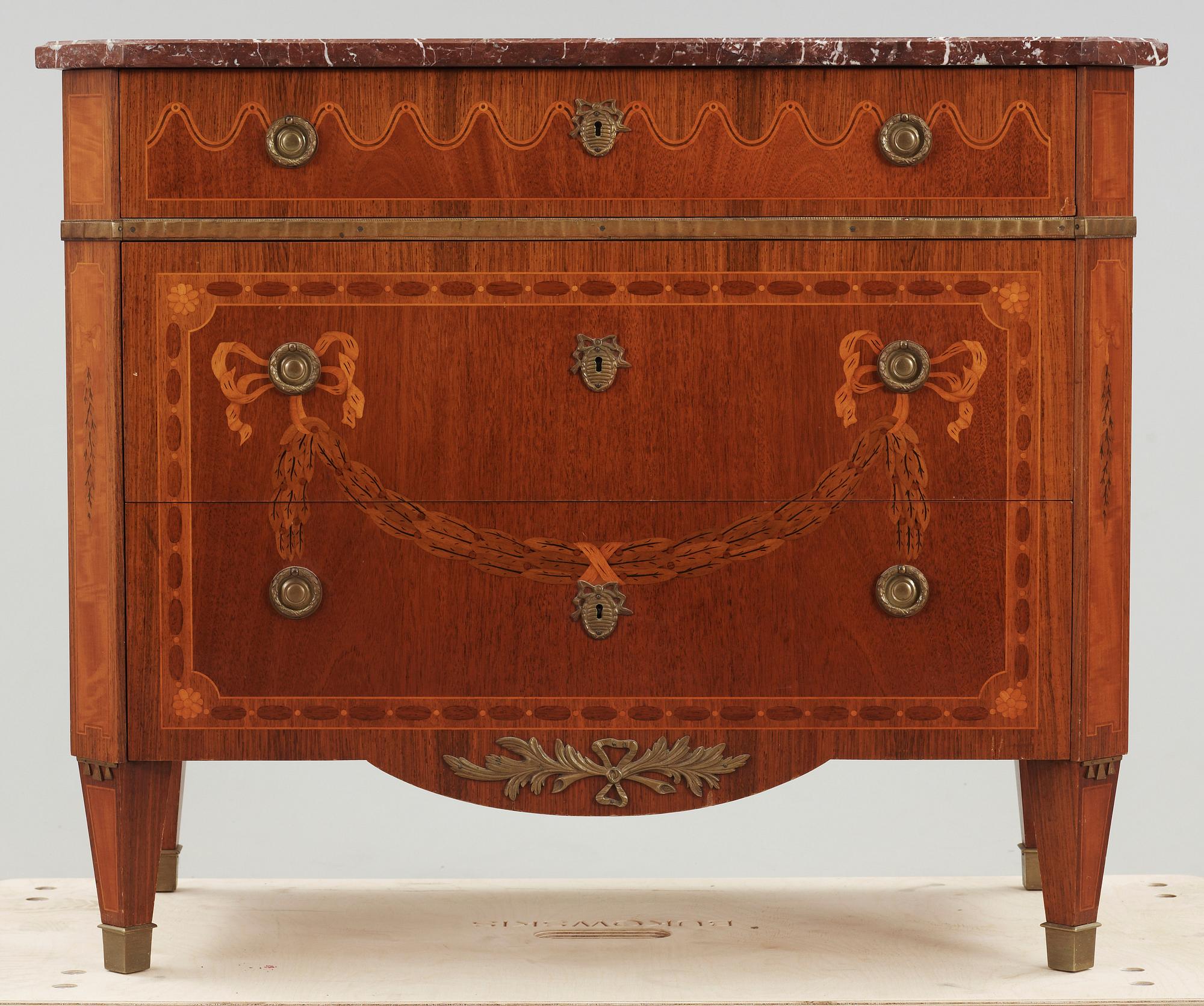 BYRÅ, gustaviansk stil, Carl Löfving & Söner, 1900-talets första hälft.