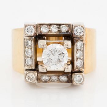 Ring in 18K gold set with round brilliant-cut diamonds.