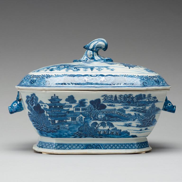 A blue and white tureen with cover, Qing dynasty, Qianlong (1736-95).