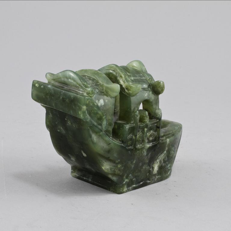 FIGURIN SAMT RING, jade, Kina, 1900-tal.
