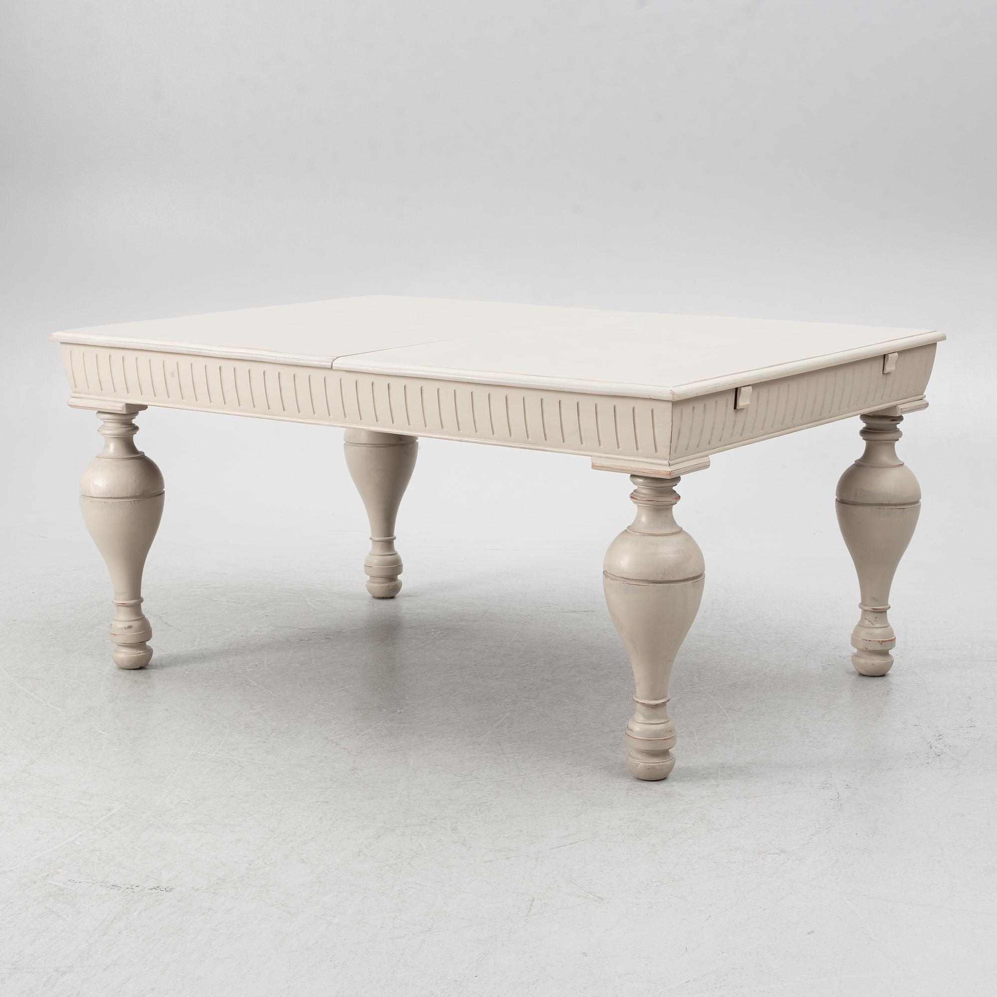 Dining table, from around the year 1900.