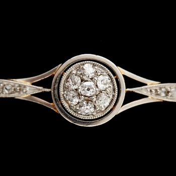 ARMBAND, 18k vit- och rödguld med gammal- och rosenslipade diamanter. Vikt ca10g.