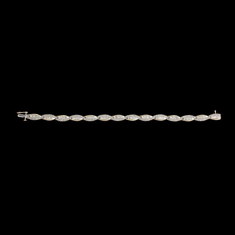 BRACELET, baguetts- and brilliant cut diamonds, tot. app. 7 cts.