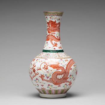 851. A five clawed dragon vase, Qing dynasty.