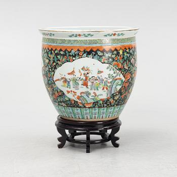 A porcelain fish bowl, China, late 20th century.