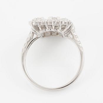 Ring, 18K white gold with baguette and brilliant-cut diamonds.