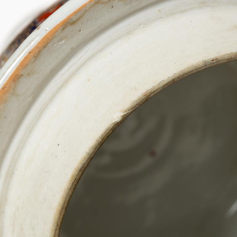 Prakturna med lock, porslin, Japan, Edo/Meiji, 1800-tal.