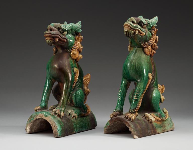 A pair of roof tiles figures, late Ming dynasty (1368-1644).