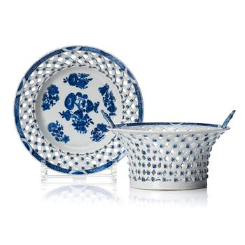 A blue and white Chinese Export chesnut basket with cover, Qing dynastin, Qianlong (1736-95).