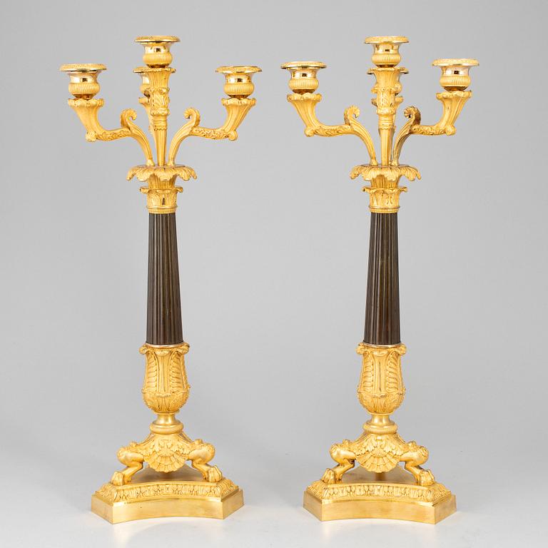 KANDELABRAR, ett par, senempire, förgylld och patinerad brons, 1800-talets första hälft.
