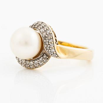Ring 18K gold with a cultured pearl and round brilliant-cut diamonds.