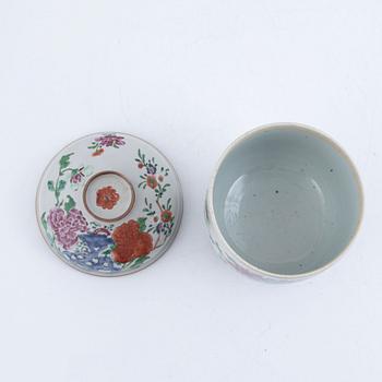 A Chinese porcelain jar with cover and a dish, Qingdynasty, 19th century/late 20th century.