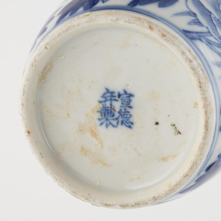 Two Chinese blue and white vases, 19th/20th century.