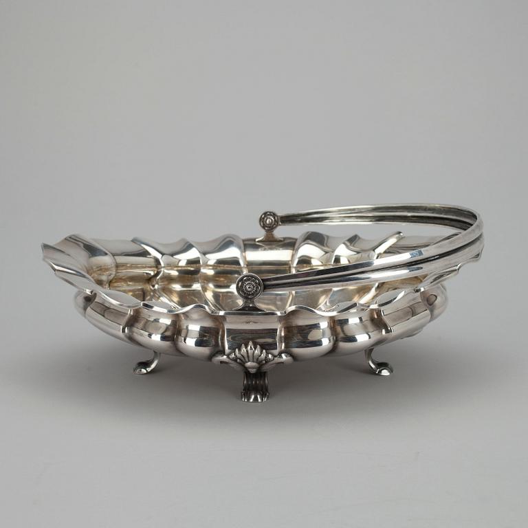BRÖDKORG, 813 silver, Kultakeskus 1945. Vikt 638 g.