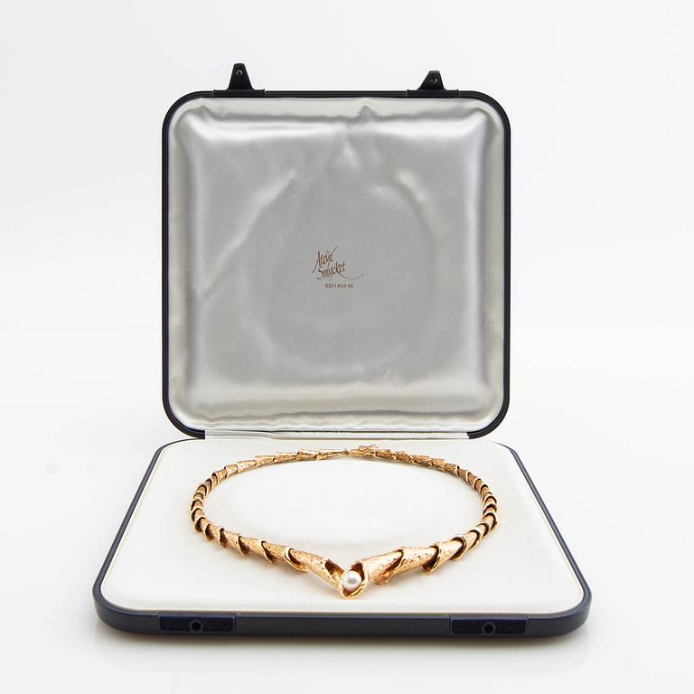 Necklace, 18K gold and pearl.