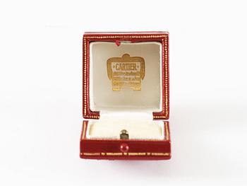 RING med en äldre kuddslipad diamant ca 3.50 ct med omgivande krans av mindre diamanter, troligen tillverkad av Cartier.