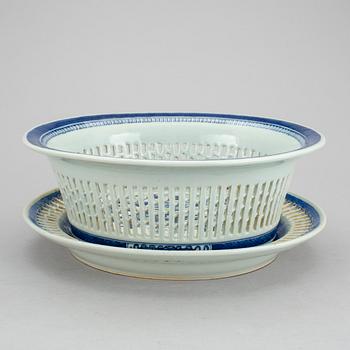 GALLERSKÅL MED FAT, porslin, Kina, tullmärkning, 1880-tal.