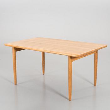 A SET OF 4 CHAIRS AND A TABLE BY Niels O Möller.