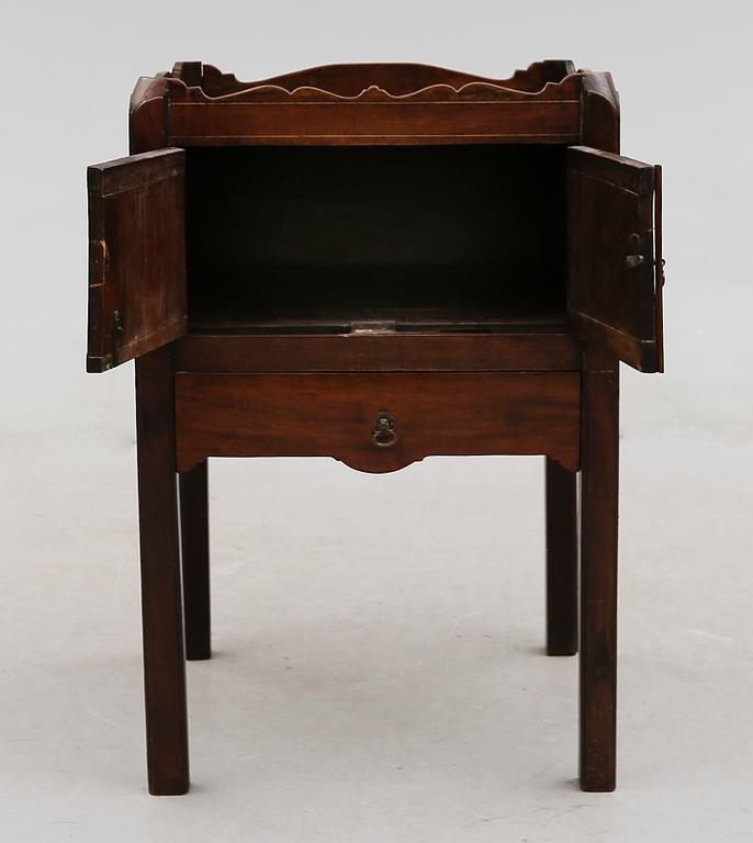 POTTSKÅP, England, 1800-tal.