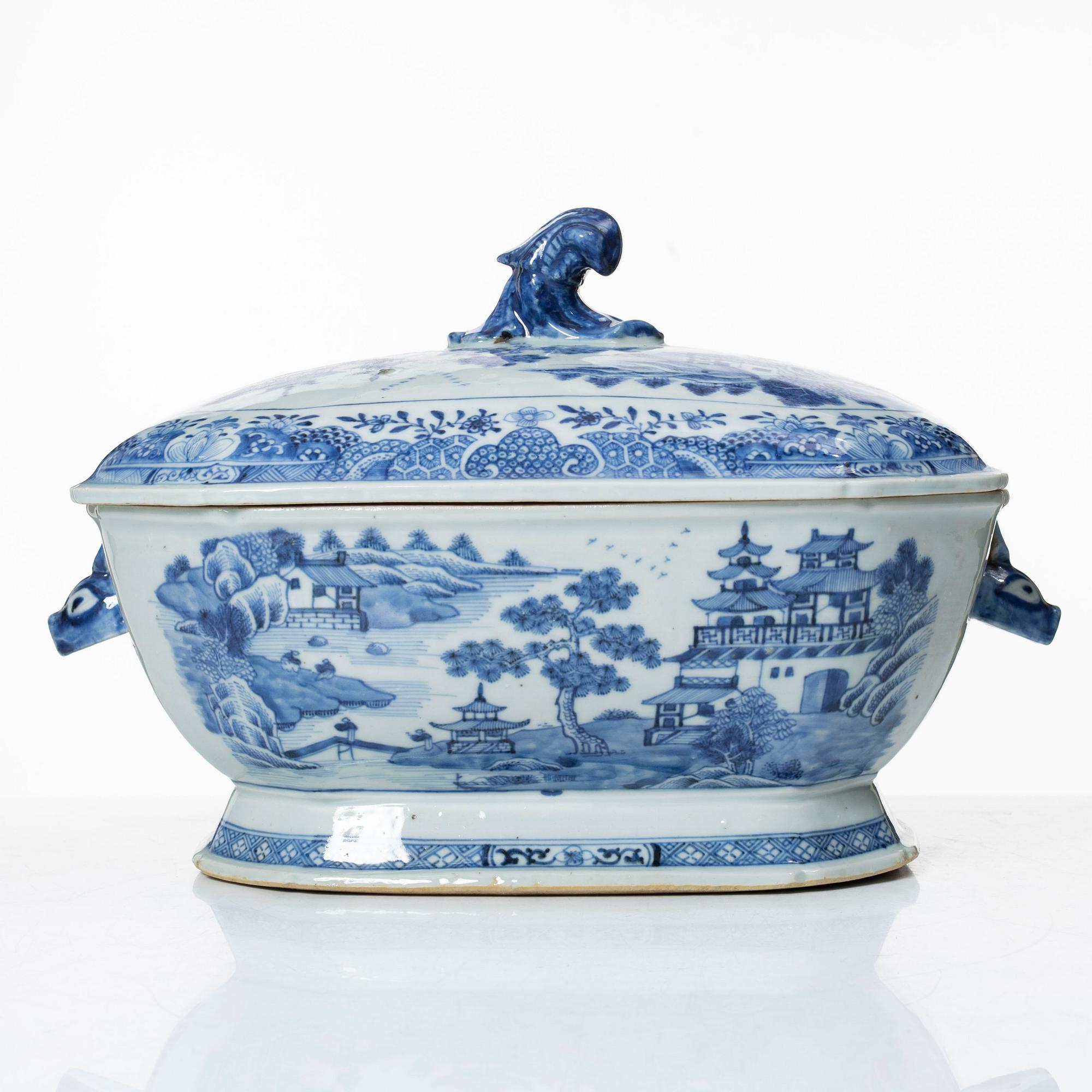 Terrin med lock, porslin. Qingdynastin, Qianlong (1736-95).