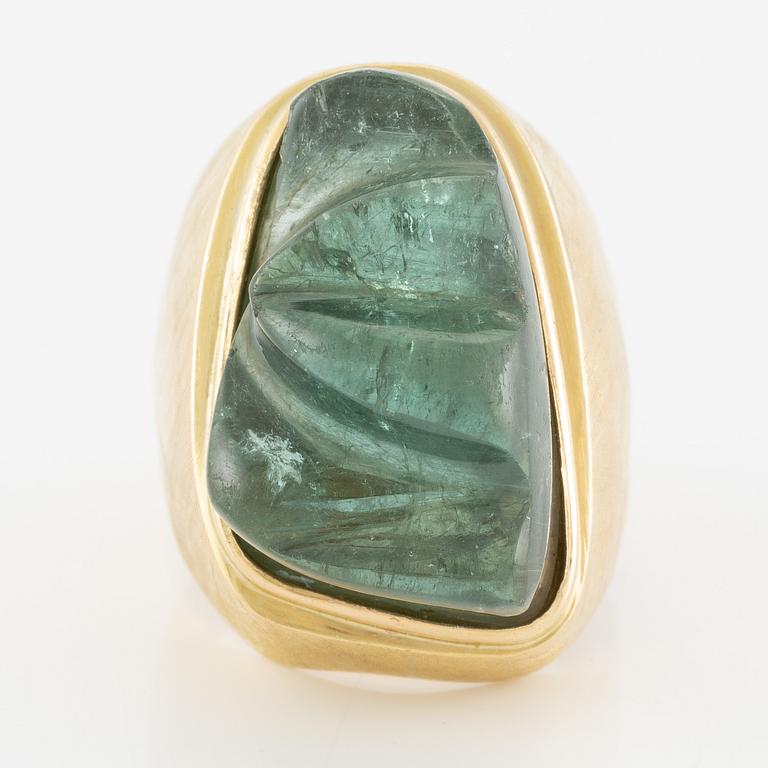 Ring in 18K gold with a carved tourmaline.