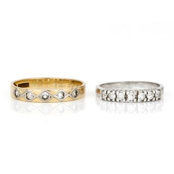 RINGAR, 2 st, med vita stenar, 18K guld.