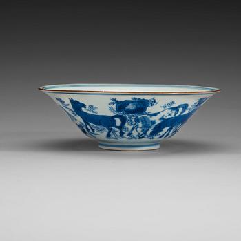 A blue and white Transitional bowl, 17th Century.