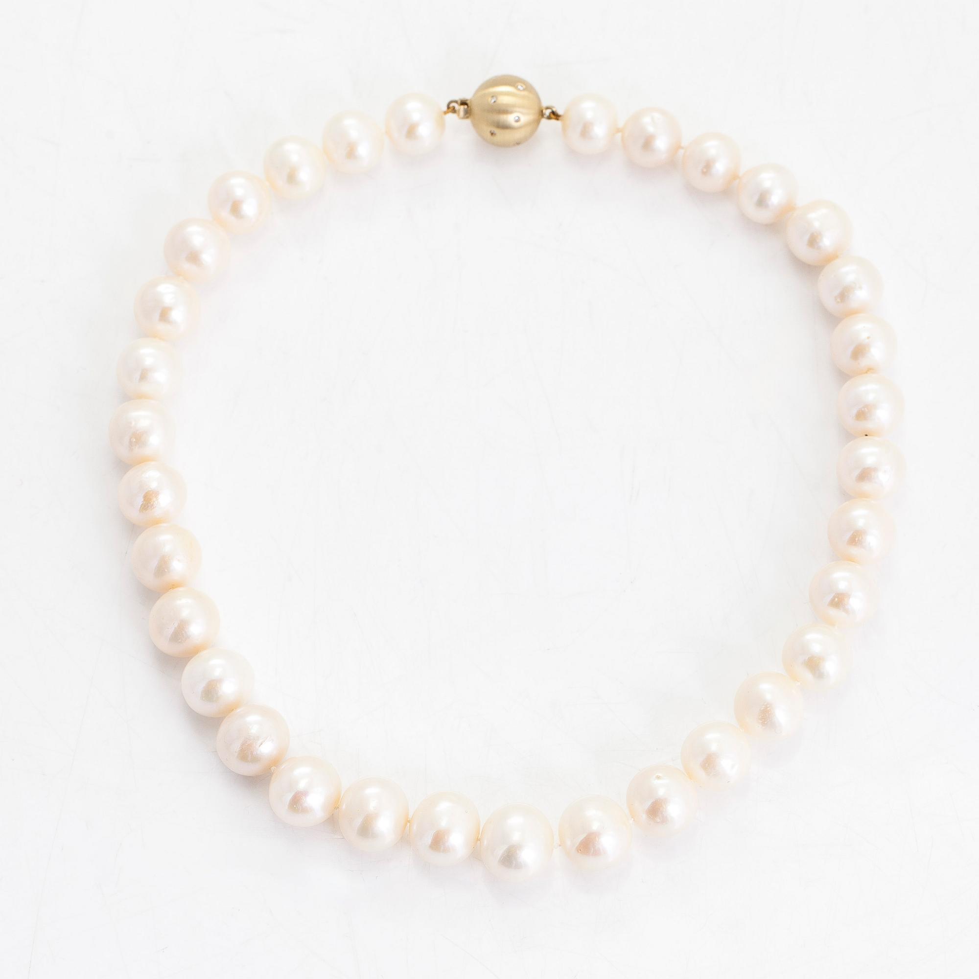 A cultured pearl necklace, clasp in 14K gold with diamonds ca 0.12 ct in total.