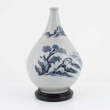 A porcelain vase, Japan, 18th century.