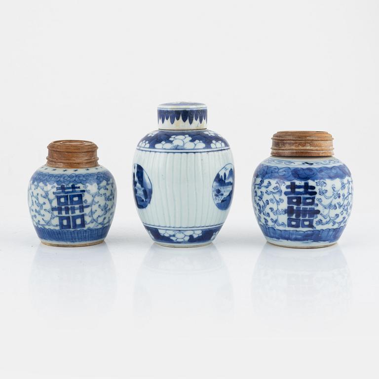 A group of seven blue and white Chinese porcelain pieces, 18th-20th Century.
