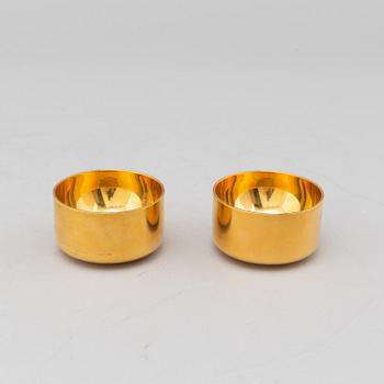 A SKULTUNA MESSINGSBRUK HIP FLASK AND 4 CUPS.