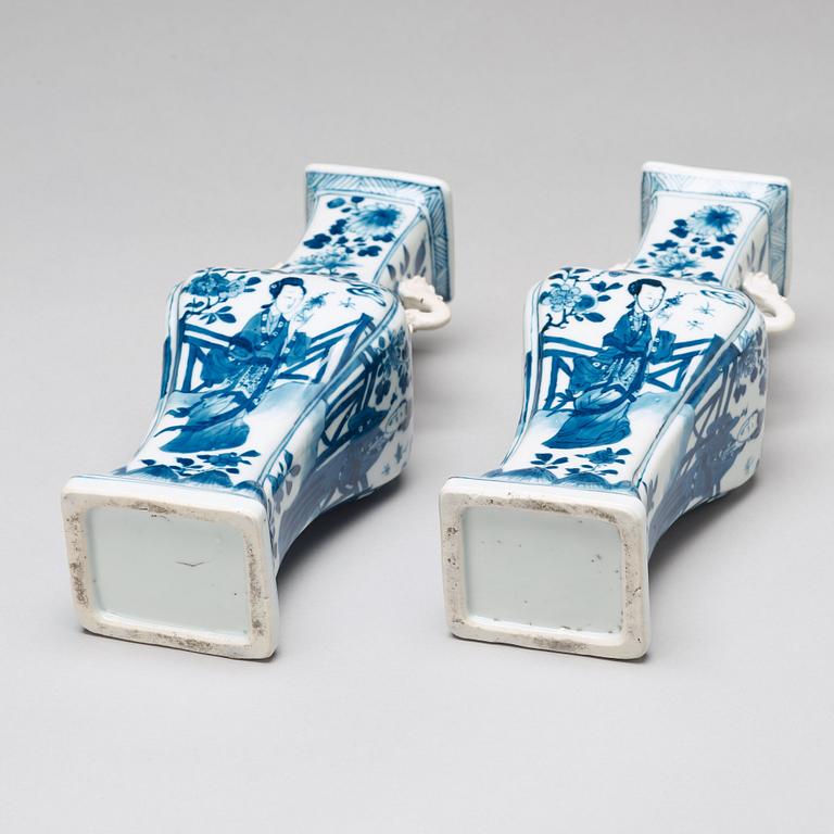 A pair of blue and white vases, Qing dynasty, Kangxi (1662-1722).