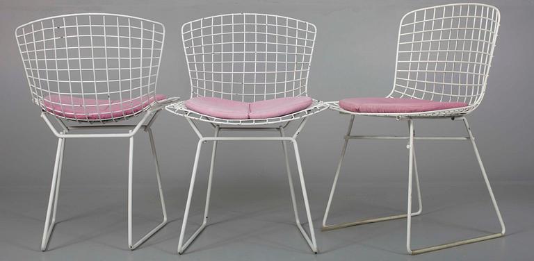 STOLAR, 2 st, "Sidechair", design Harry Bertoia, En stol snarlik, 1900-talets senare hälft.