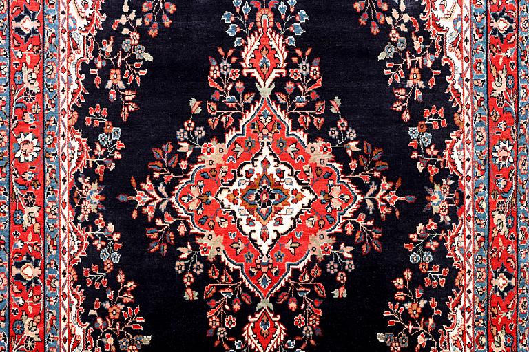 A Hamadan carpet, c. 298 x 215 cm.