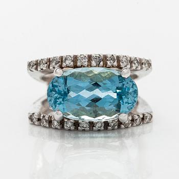 Ring, 14K vitguld med oval fasetterad akvamarin och diamanter.