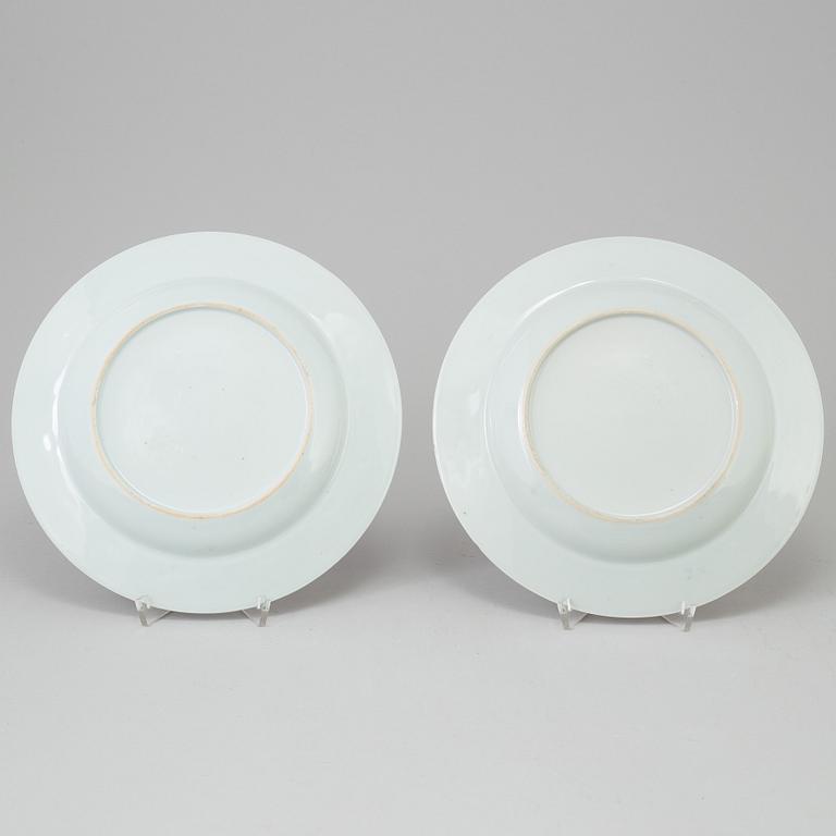 A pair of Imari Chinese porcelain plates, Qianlong (1736-95).