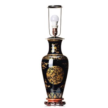 A mirror black vase, Qing dynasty, 19th century.