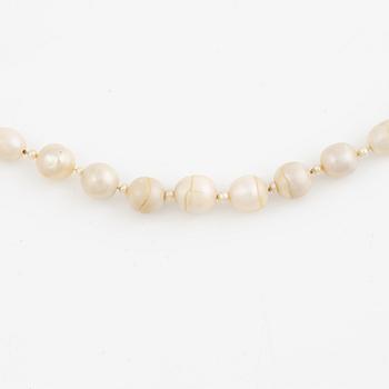 Pärlcollier, med doserade troligen flodpärlor, lås 18K guld och silver med rosenslipade diamanter och grön sten.