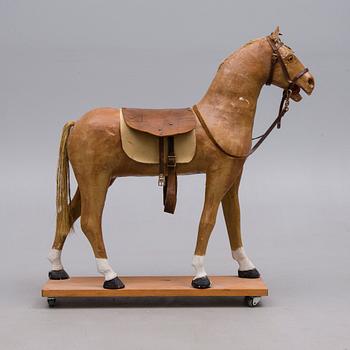 LEKSAKSHÄST, papier maché och trä, 1900-talets början.