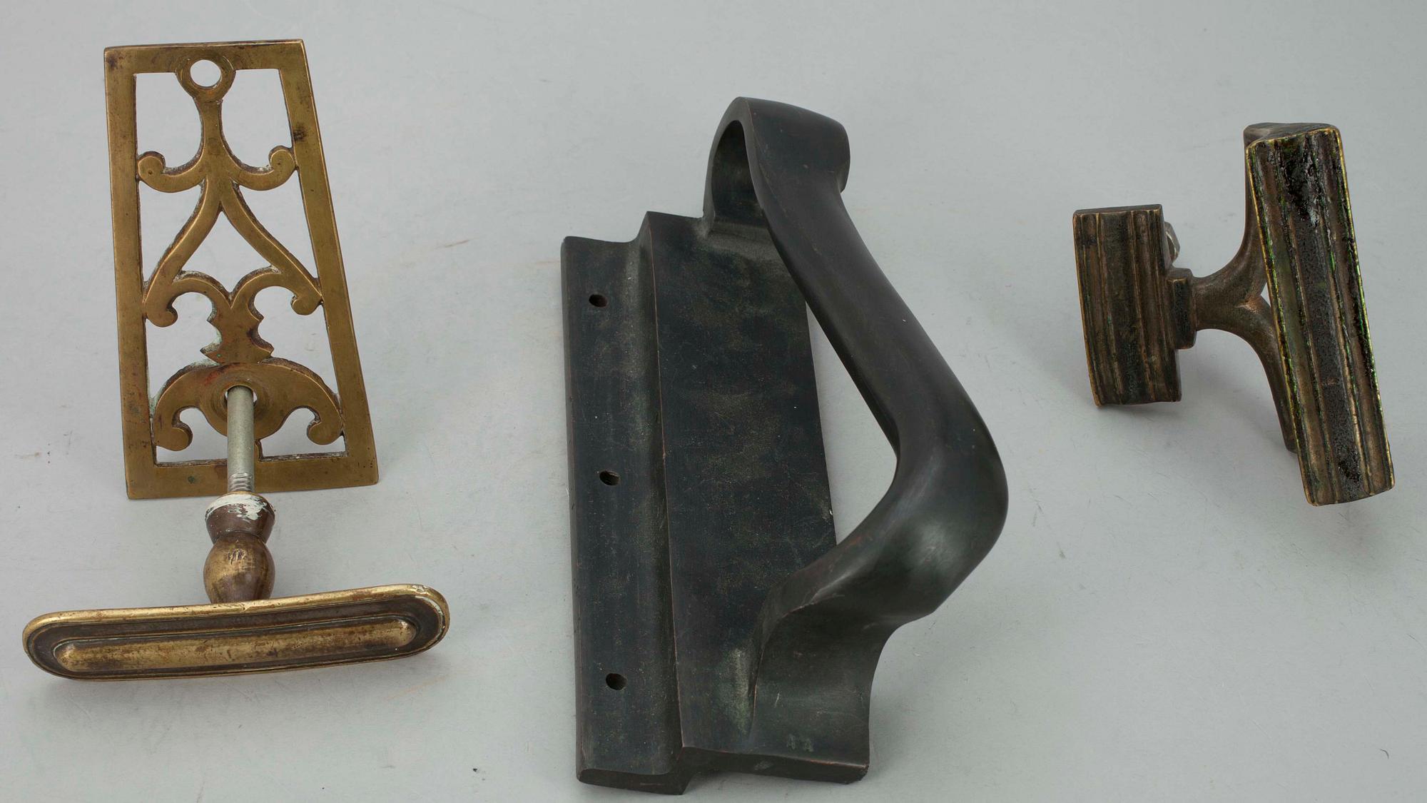 DÖRRHANDTAG, 3 st, brons, bl.a. Alvar Aalto.