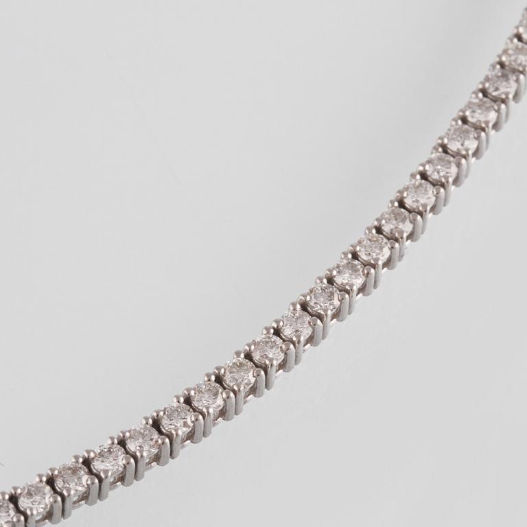 ARMBAND, 18K vitguld med briljantslipade diamanter ca 3.10 ct. Vikt 9,4 gram.