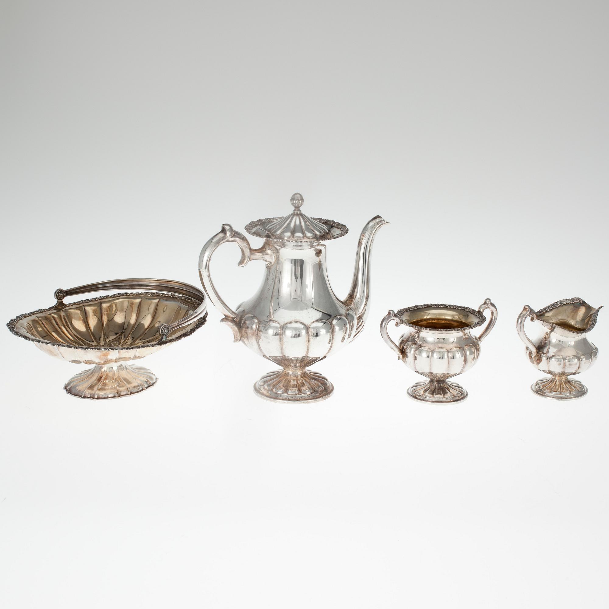 KAFFESERVIS, 4 delar i ursprunglig förvaringslåda. 813 silver. Finska Guldsmeds Ab, Helsingfors 1937. Silvervikt 1650 g.
