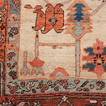 An antique Heris Serapi carpet, ca 391-408 x 298 cm.