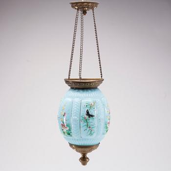 AMPEL / MÅNSKENSLYKTA, glas och gulmetall, 1800-talets slut. Höjd 55,5 cm.