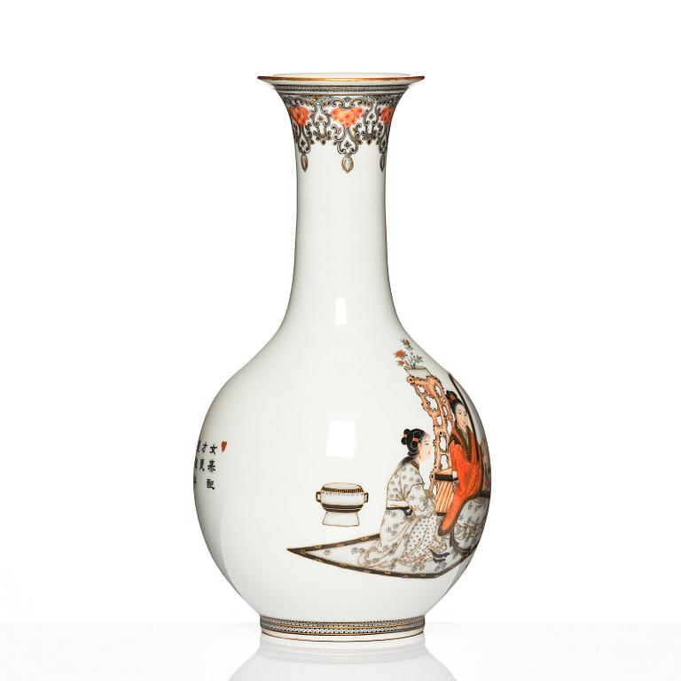 A finely painted Chinese vase, 20th Century.