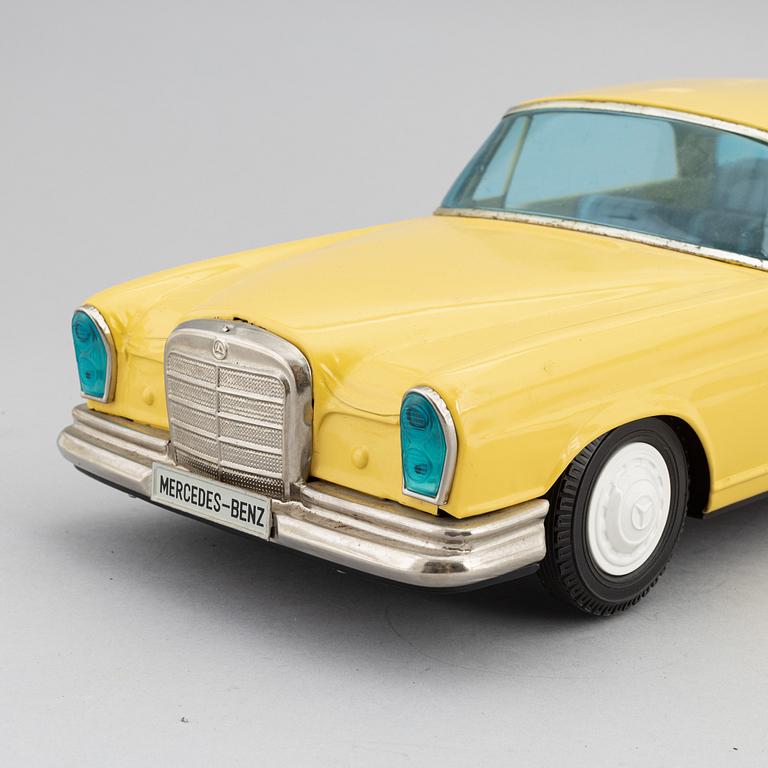 A scale tin model of a Mercedes-Benz 300 SE by Ichiko, in a box.