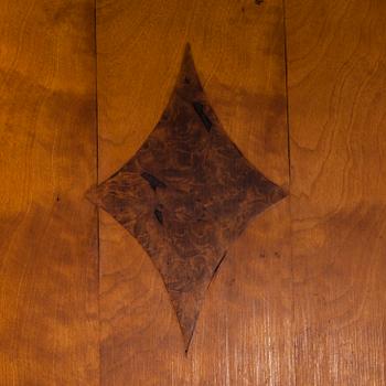 RAKSKRIN / SMYCKESSKRIN, masurbjörkfanerad, 1800-talets första hälft.