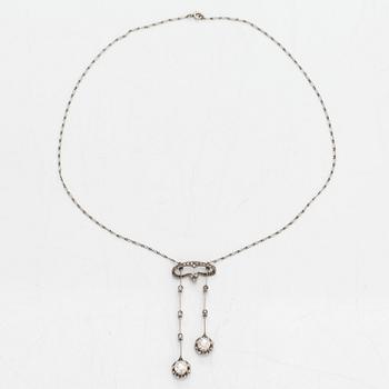 An 18K white gold necklace with old- and rose-cut diamonds ca. 1.65 ct in total. France, turn of the 20th century.