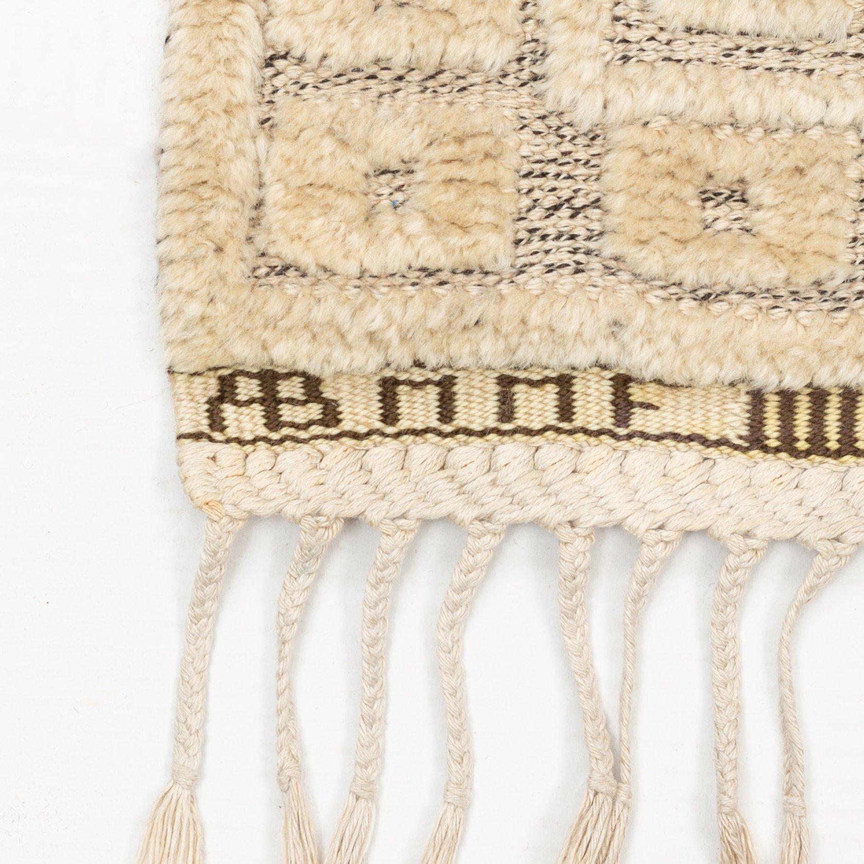 Märta Måås-Fjetterström, matta, "Vita spetsporten", reliefflossa, ca 270 x 164 cm, signerad AB MMF A.C.E. C 1962.