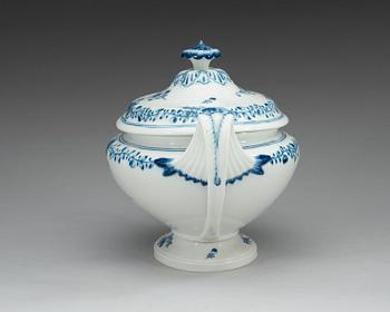 TERRIN med LOCK, porslin. Meissen, omkring 1800.